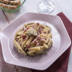 Penne rigate con carciofi, pancetta e parmigiano