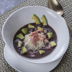 Risotto in crema di fagioli neri, avocado e pancetta