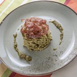 Trofie al pesto con pancetta alla julienne