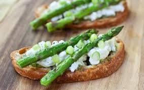 Bruschette con asparagi