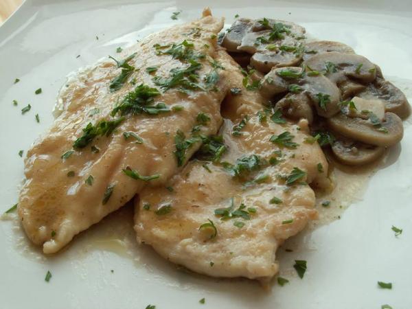 Chicken breast with sautéed mushrooms