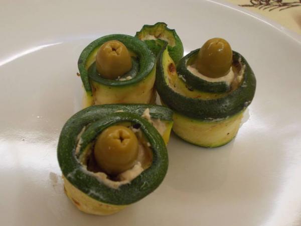 Involtini di zucchine con tofu capperi e olive