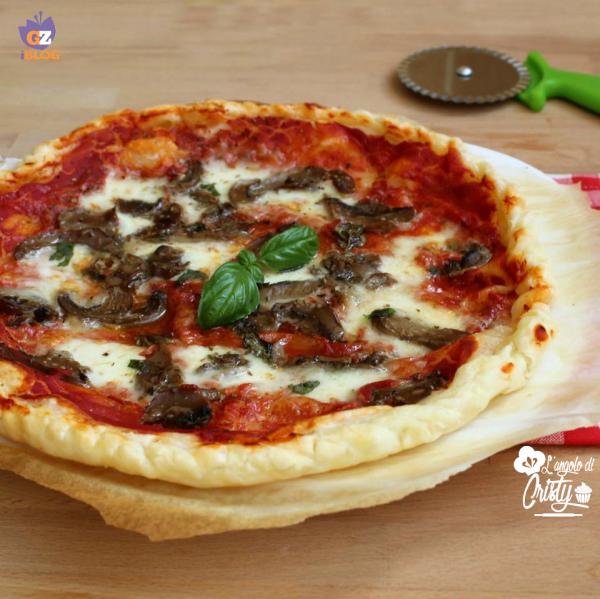 Puff pastry pizza with mushrooms