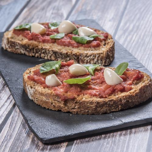 Bruschettoni con pomodoro e aglio alla marchigiana