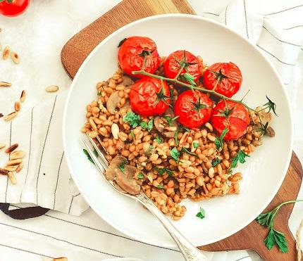 Spelt with mushrooms and pine nuts
