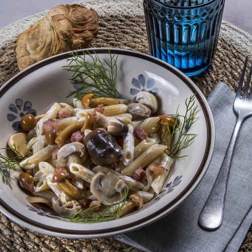 Penne con panna, funghi e pancetta