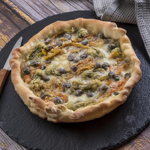 Pizza capperi, provola e fiori di zucca