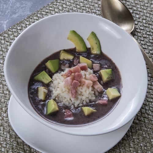 Risotto in crema di fagioli neri, avocado e pancetta