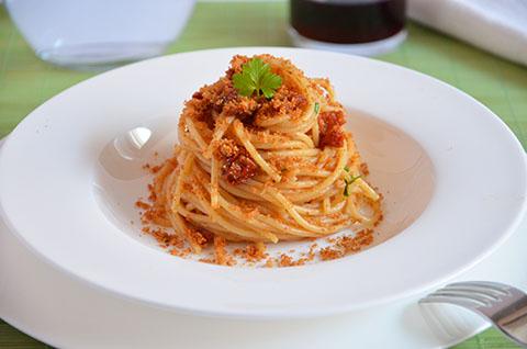 Spaghetti pomodori secchi e acciughe