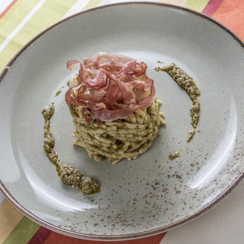 Trofie al pesto con pancetta alla julienne